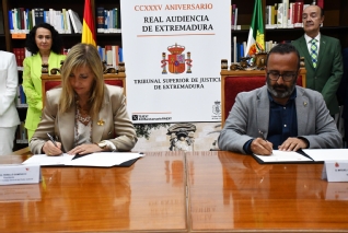 Imagen durante la firma del convenio entre el CGPJ y la Diputación de Cáceres